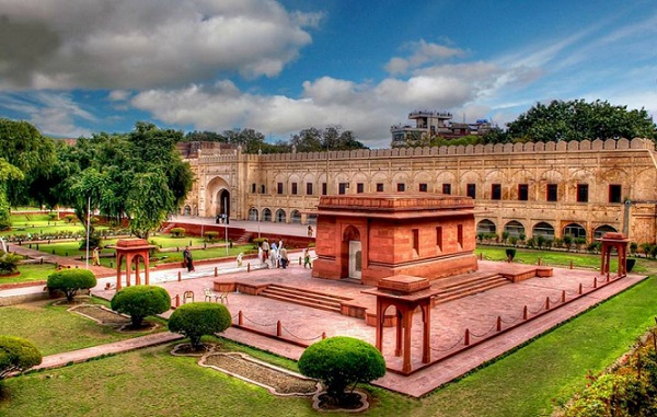 The Tomb of Allama Iqbal - Lahore1