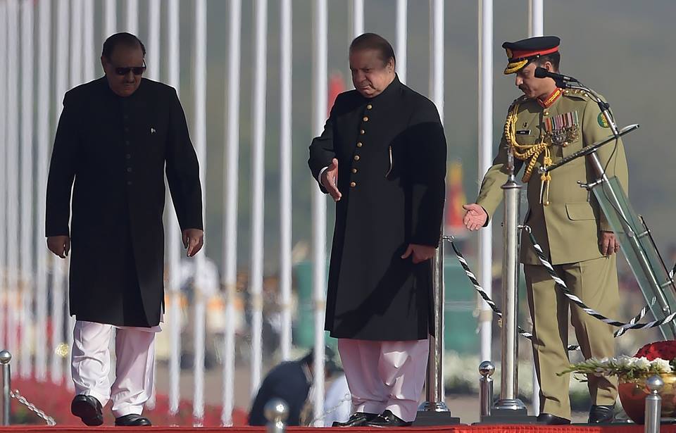4 - Naawaz Sharif Welcomes President Mamnoon HUssain During Pakistan Day Parade