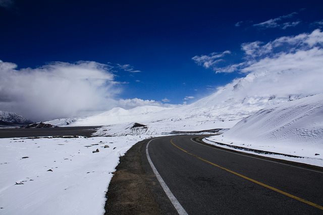 Karakoram Highway snow 1
