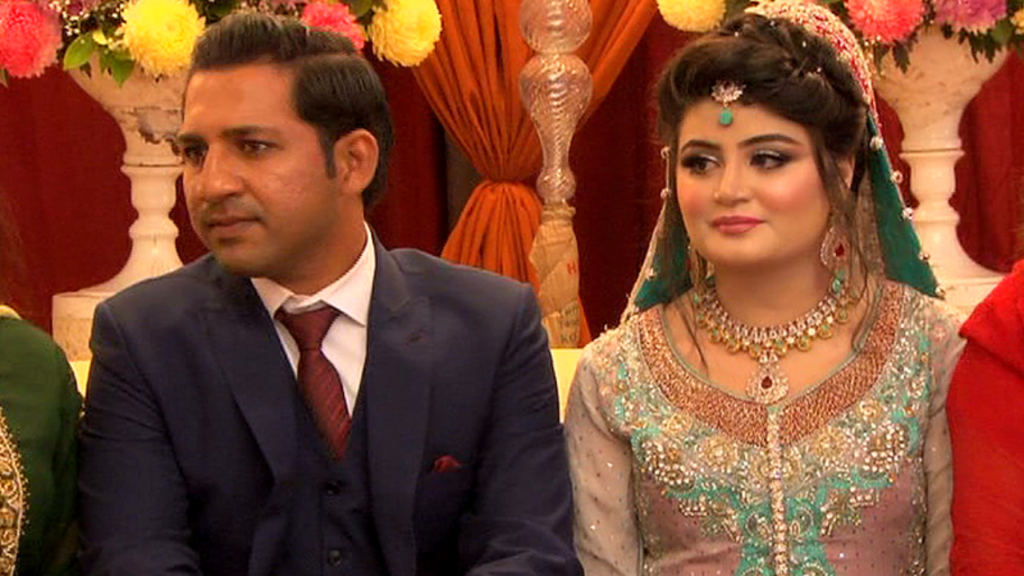 Sarfraz Ahmed with his wife