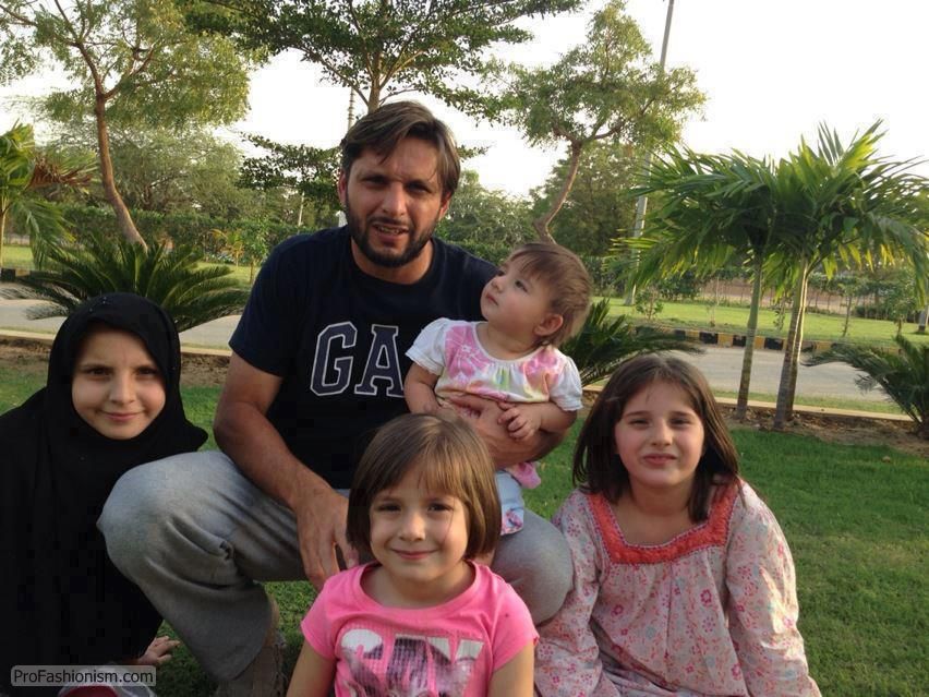 Shahid Afridi with family