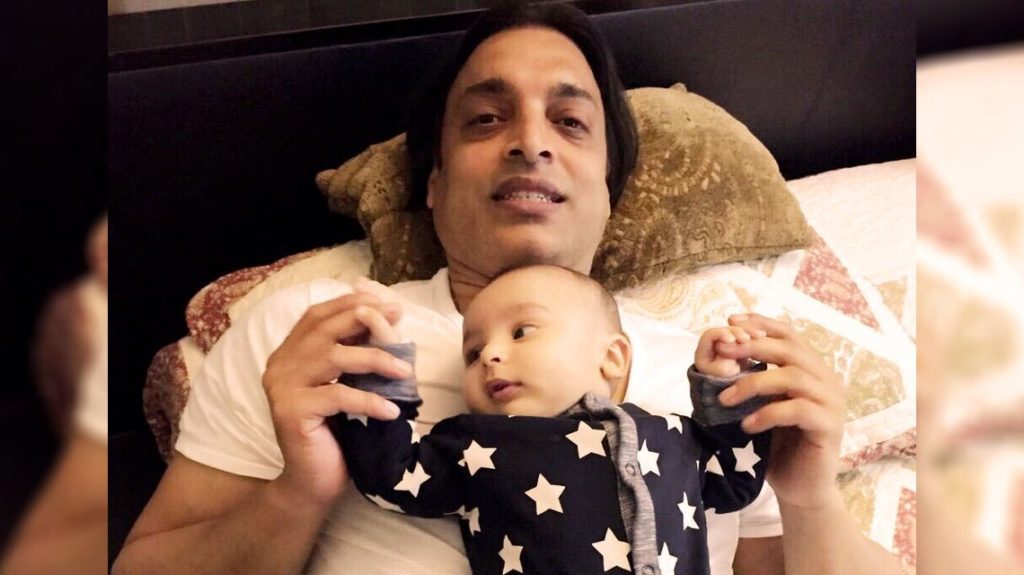 Shoaib Akhtar with son